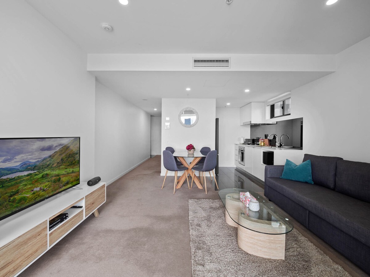 Popular Airbnb listing: 2BR Stylish Riverview 25th Floor Apt. with Parking in South Brisbane