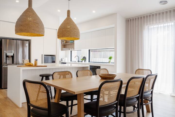 Modern Luxury Coastal Oasis gallery image 2