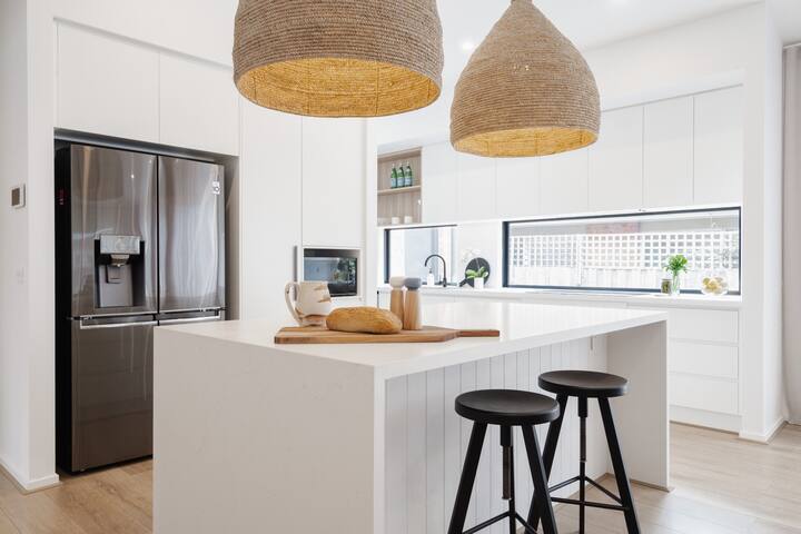 Modern Luxury Coastal Oasis gallery image 3