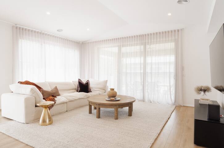 Modern Luxury Coastal Oasis gallery image 5