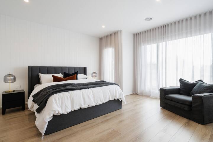 Modern Luxury Coastal Oasis gallery image 4