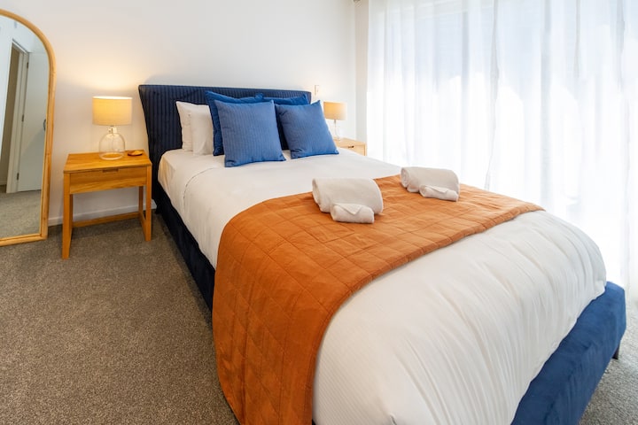 1 of 2 Spacious Queen bed with hotel quality linen and towels