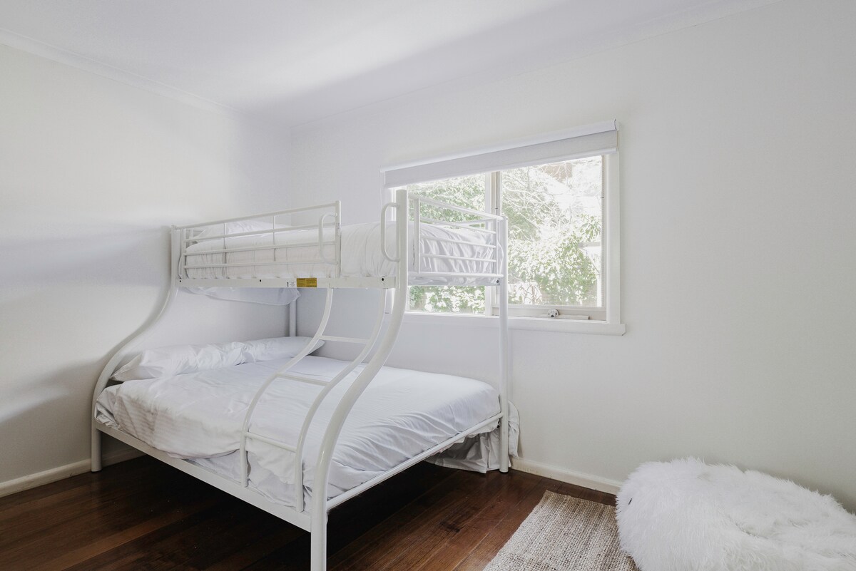 Втората спална соба нуди флексибилност за гостите или членовите на семејството, обезбедувајќи мирен престој. Во него се наоѓа кревет на спрат со двоен кревет под него и единечен одозгора.

