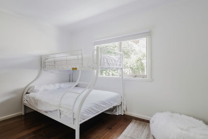 Dhoma e dytë e gjumit ofron fleksibilitet për vizitorët ose anëtarët e familjes, duke siguruar një qëndrim të qetë. Në të ndodhet një krevat marinari me një krevat dopio poshtë dhe një krevat tek sipër.

