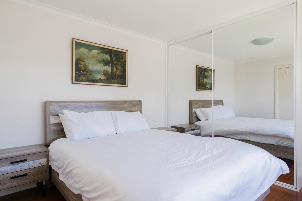 Опуштете се во удобната главна спална соба, со доволно природна светлина и простор за гардероба за вашите работи. 

