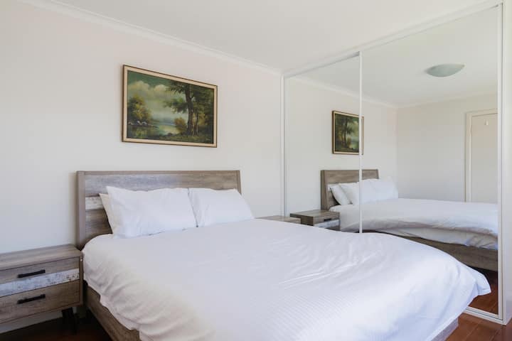 Çlodhu në dhomën kryesore të rehatshme të gjumit, me dritë të bollshme natyrore dhe hapësirë për gardërobë për sendet e tua. 

