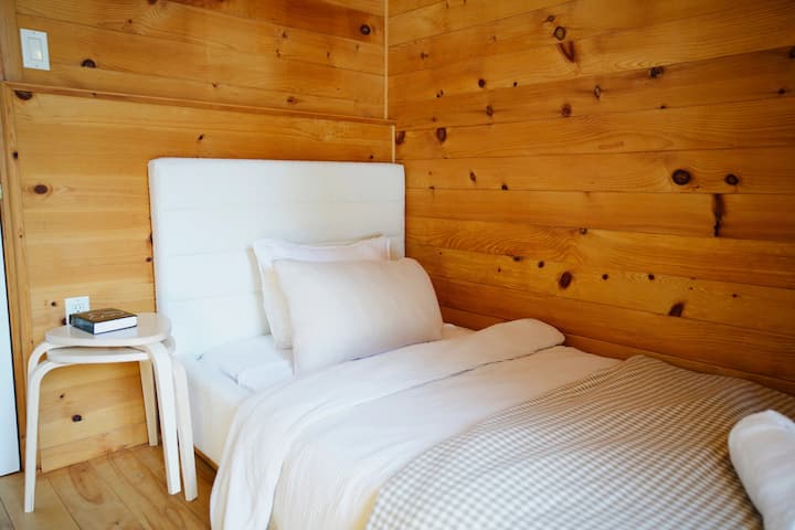 Krevet za jednu osobu - spremište za odjeću - vješalice - kutak za čitanje - igre - vreća za sjedenje