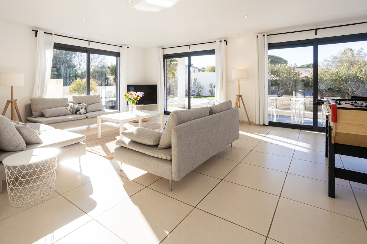 Top Airbnb: Cap d'Agde villa, 750 m from the beach, heated pool à Agde