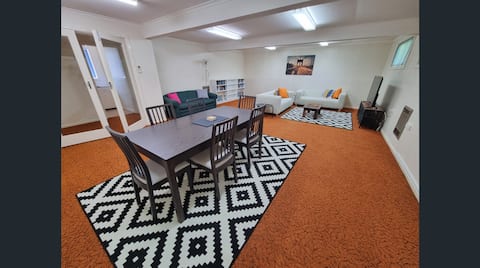 Short stroll to the Main street
2 Queen beds