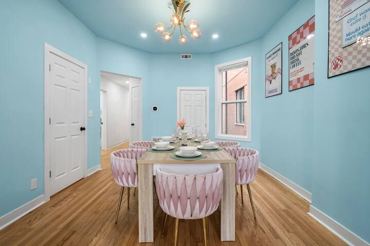 15 min walk to Wrigley, 6BR/3BA + Basement w/Games gallery image 3