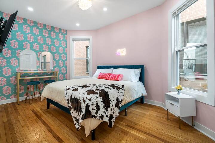 15 min walk to Wrigley, 6BR/3BA + Basement w/Games gallery image 4