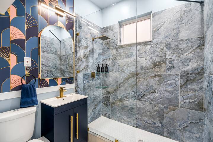 15 min walk to Wrigley, 6BR/3BA + Basement w/Games gallery image 5