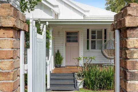 Exquisite, Stunning & Central! CDB Fringe Cottage!