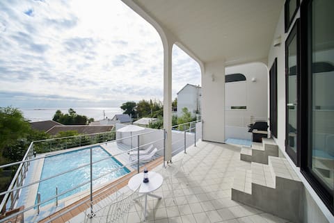 Hayama Ocean Villa: A villa with a pool on a hill overlooking the sea of Minami Hayama