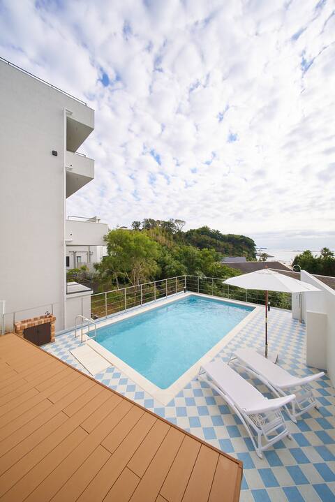 Hayama Ocean Villa: A villa with a pool on a hill overlooking the sea