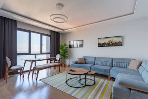 Küçükçekmece Beaut : 2BR 2Ba | Lake Views | *NEW*