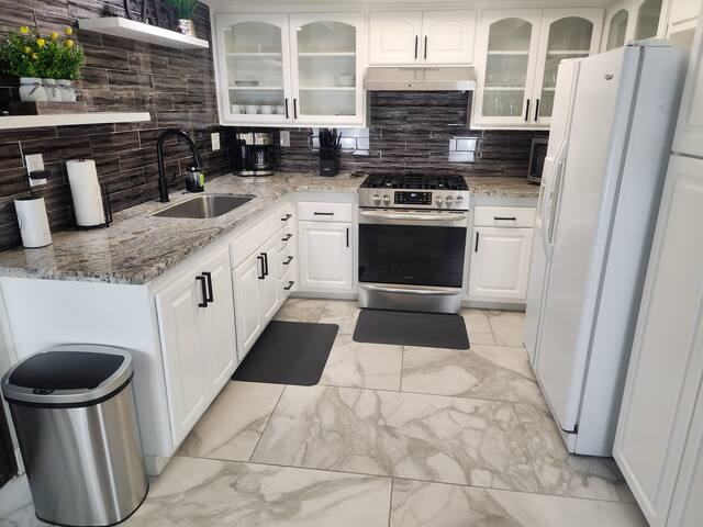 Cozzy House w Massage Chairs & Golf | 10mins Strip gallery image 5