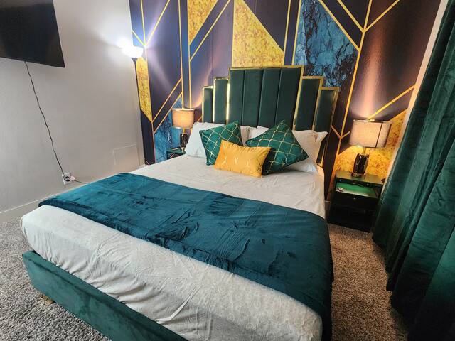 Cozzy House w Massage Chairs & Golf | 10mins Strip gallery image 3