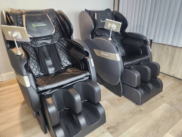 Cozzy House w Massage Chairs & Golf | 10mins Strip gallery image 2