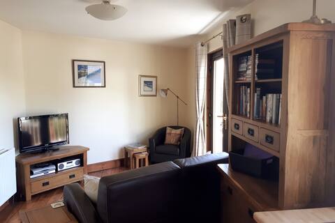 Top Airbnb: The Snug: cosy, quirky detached cottage. Sea views in Dunoon And Kilmun