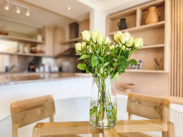 Sophisticated 2 Bdr in Green Point gallery image 2