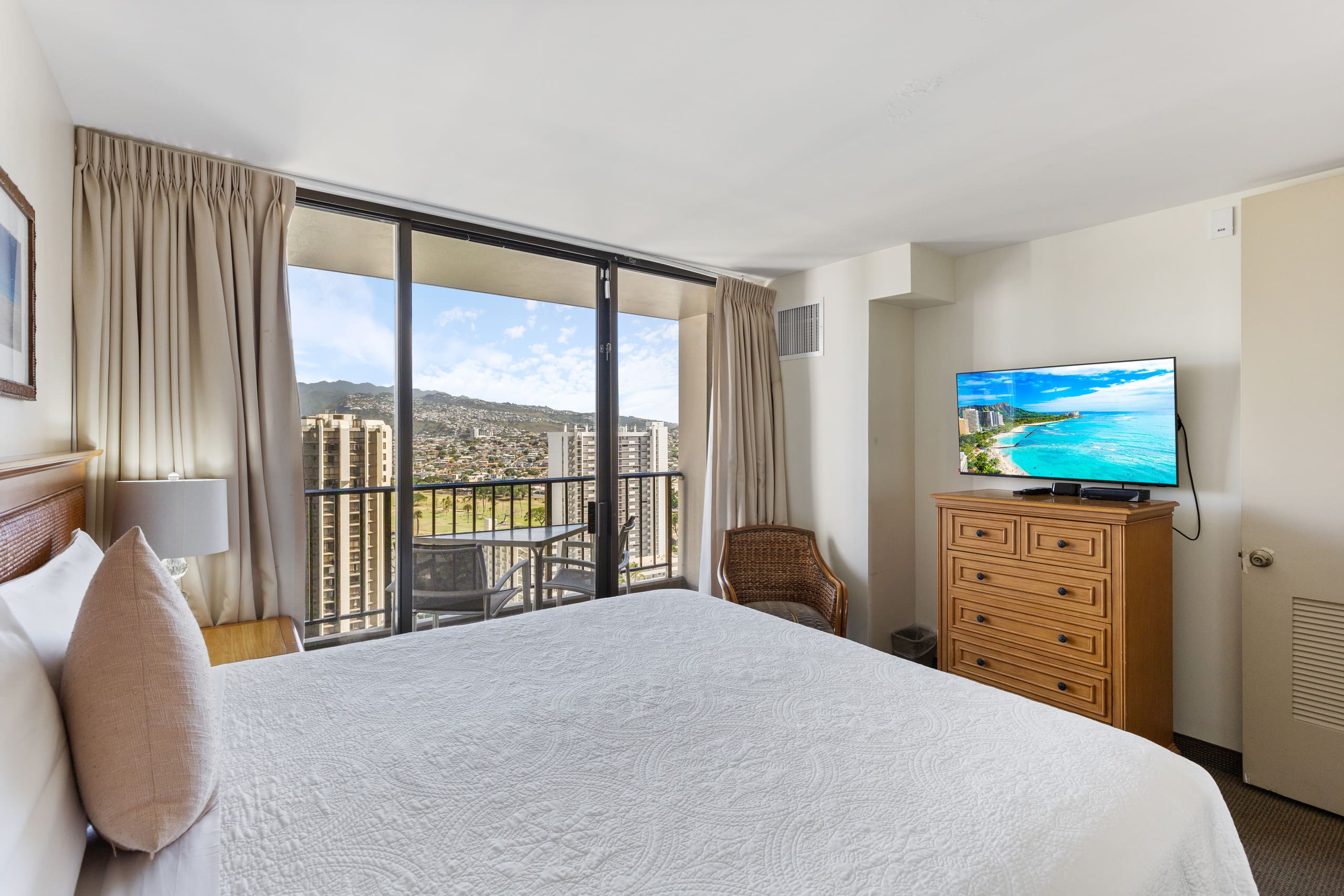 Condo in Honolulu · ★4.64 · 1 bedroom · 3 beds · 1 private bath - Image 8