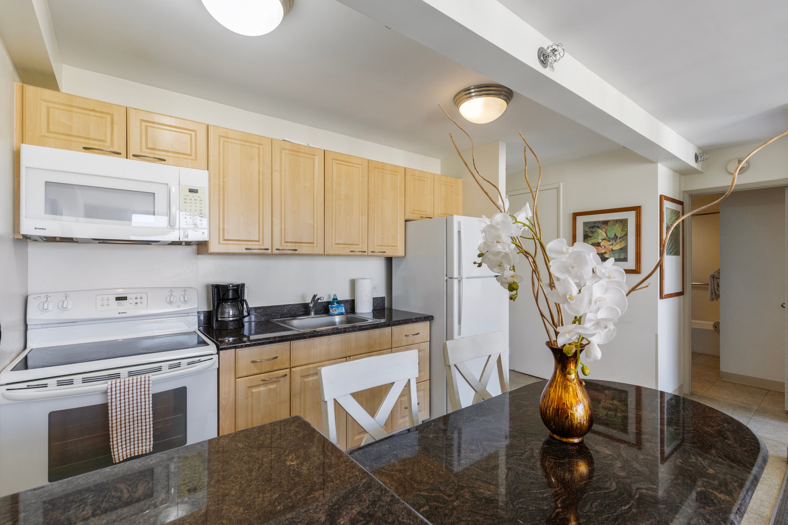 Condo in Honolulu · ★4.64 · 1 bedroom · 3 beds · 1 private bath - Image 4