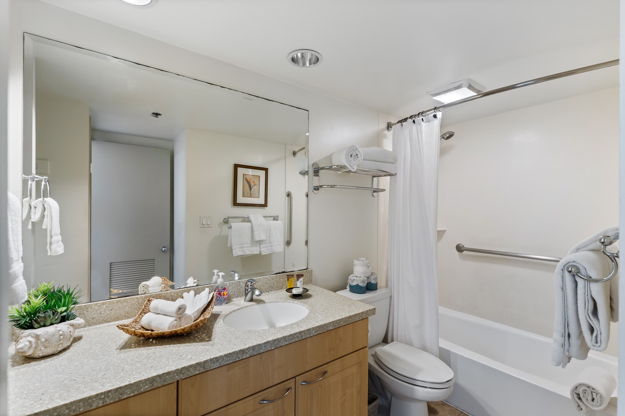 Condo in Honolulu · ★4.64 · 1 bedroom · 3 beds · 1 private bath - Image 12