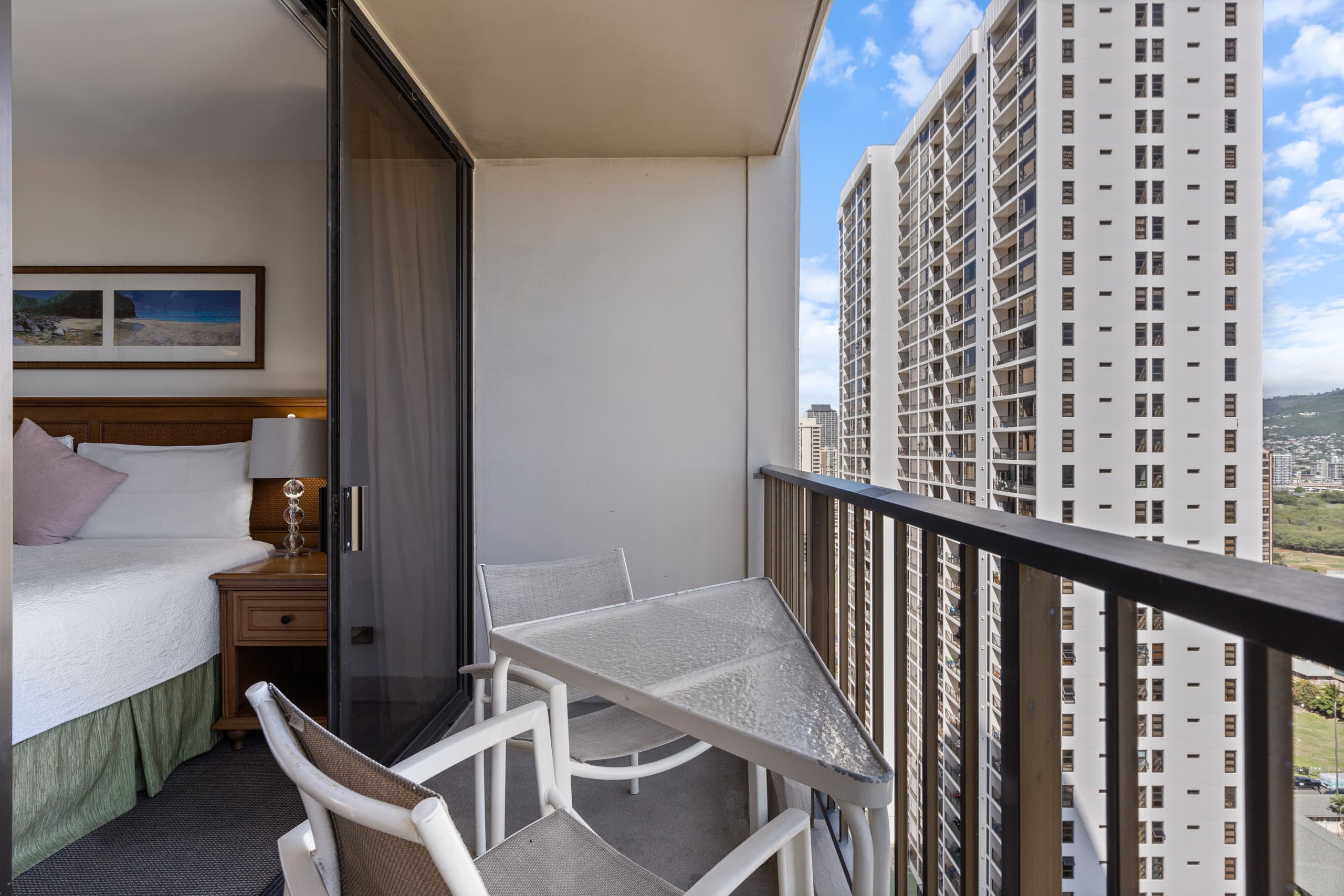 Condo in Honolulu · ★4.64 · 1 bedroom · 3 beds · 1 private bath - Image 13