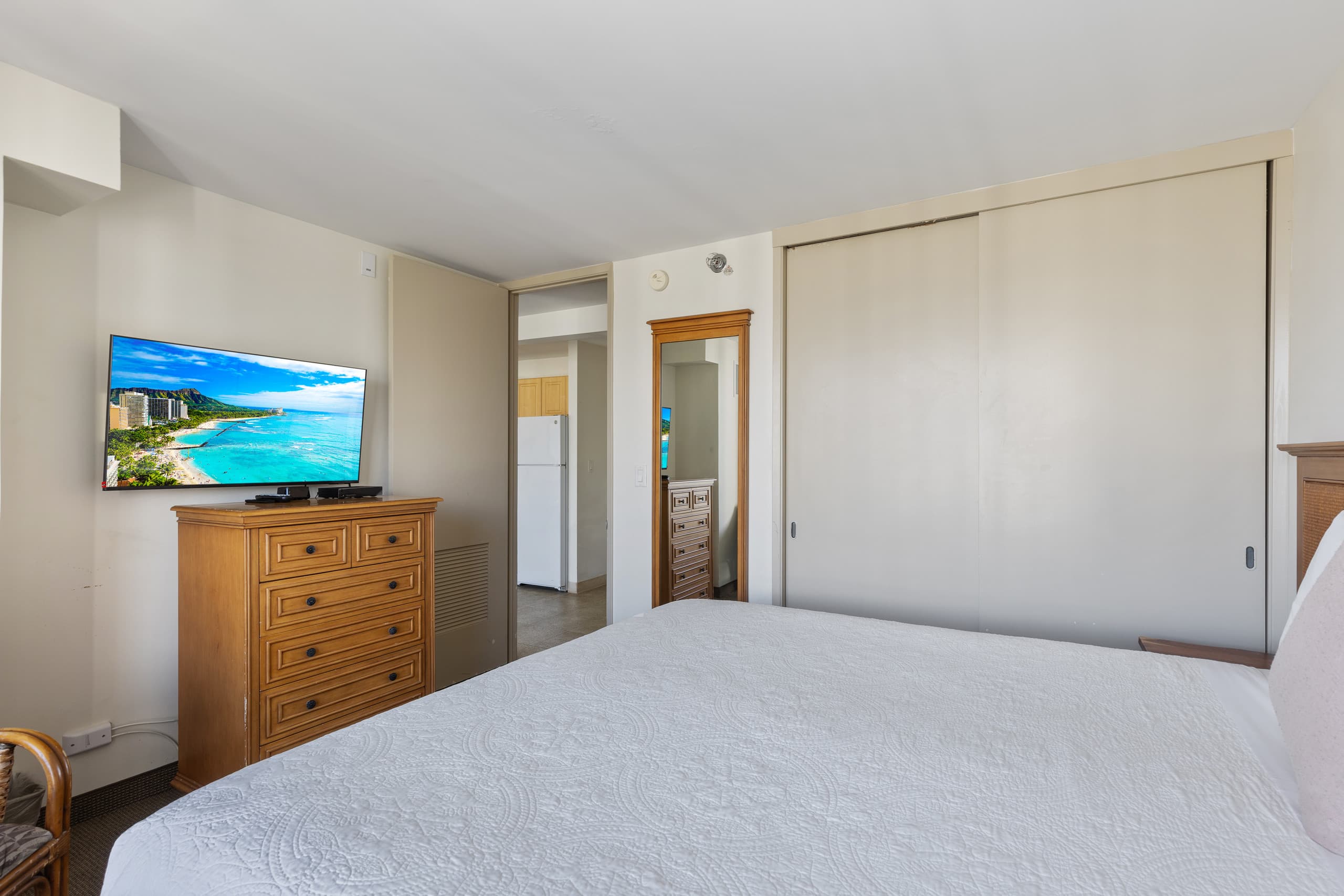 Condo in Honolulu · ★4.64 · 1 bedroom · 3 beds · 1 private bath - Image 9