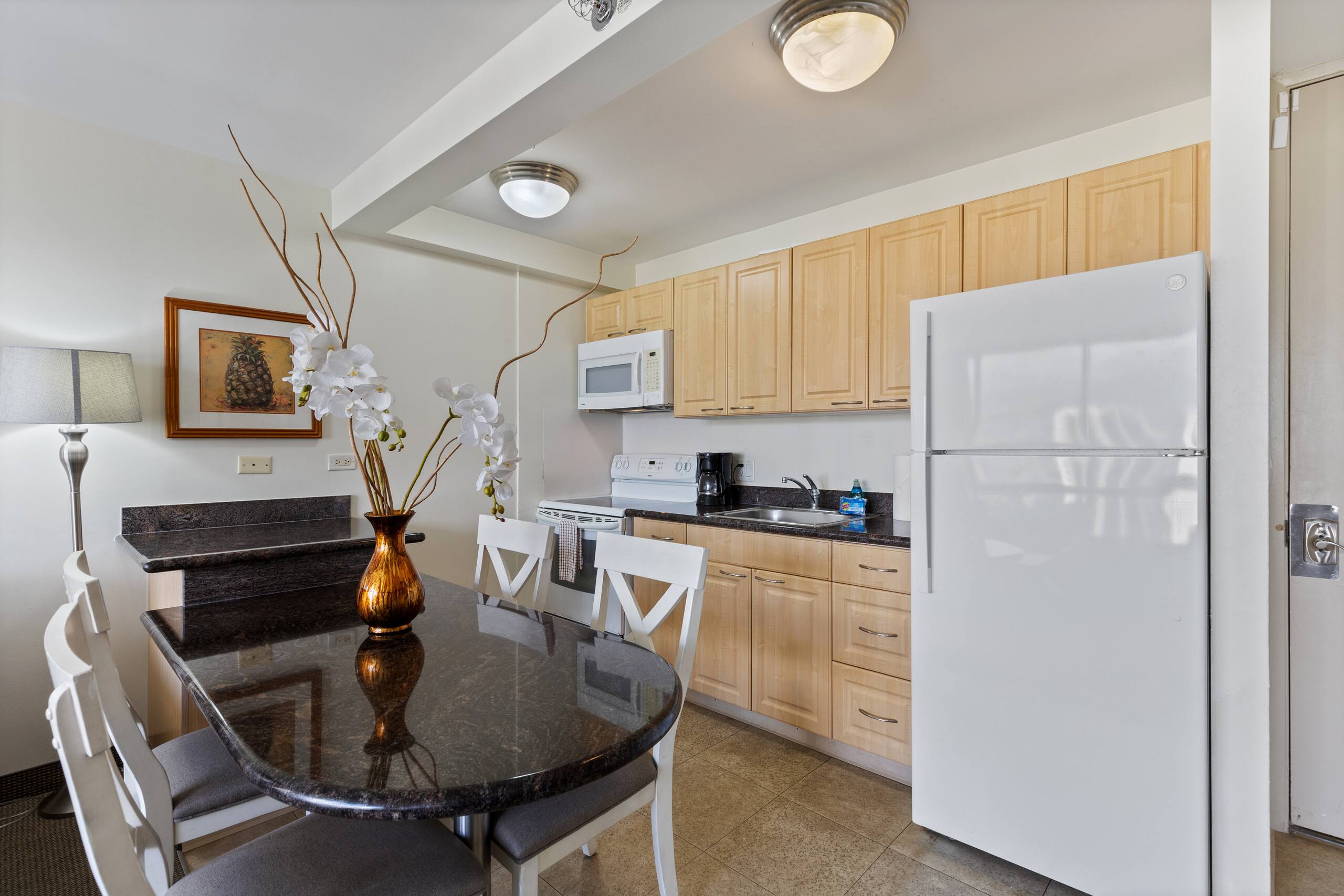 Condo in Honolulu · ★4.64 · 1 bedroom · 3 beds · 1 private bath - Image 6