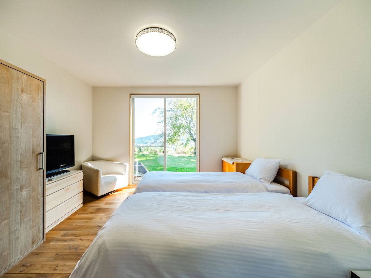 Dhomë e stilit perëndimor: 2 krevate tek (2 persona)