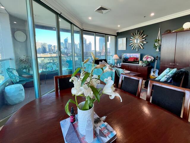 Stunning Sub-penthouse apartment with City Views gallery image 2