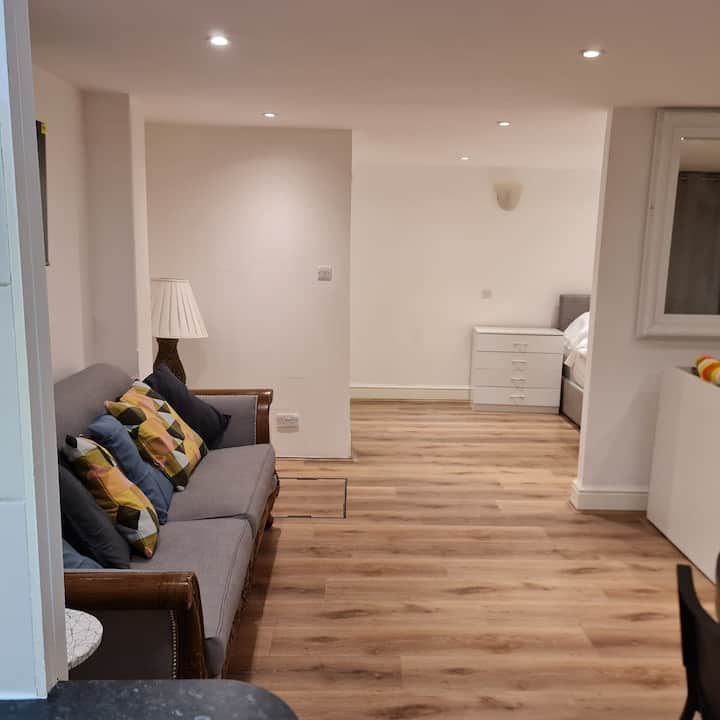 Ideally Located Flat In London - London