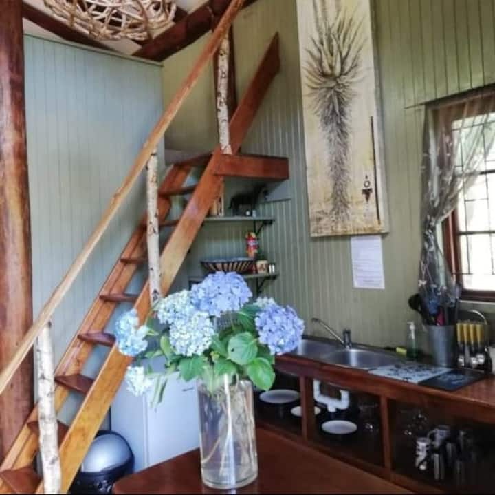 Ლოფტის კიბე საძინებლის ზემოთ