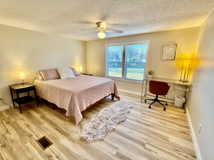 带工作空间的标准双人床。