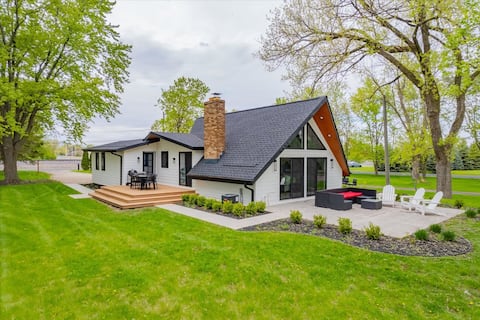 Lakefront Retreat on Little Lake Butte Des Morts!