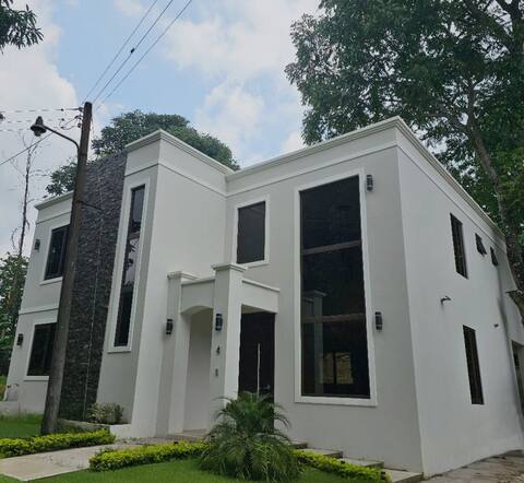 ¡Hermosa Villa cerca del Irtra!