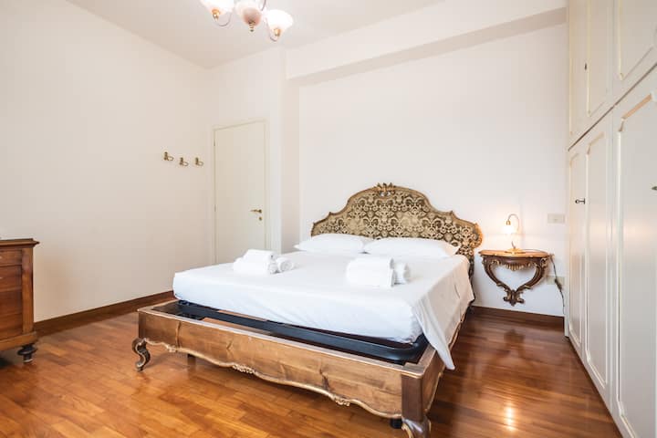 Manželská posteľ hlavnej spálne je rovnako pohodlná ako rafinovaná.
Nočný stolík a všetko vybavenie v tejto izbe predstavujú jedinečnú eleganciu.

Prostredie pripomínajúce kráľovský dvor robí túto izbu výnimočnou.