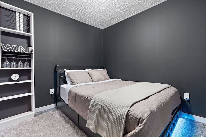 Прилагодено таванско и LED осветлување под брачниот кревет.