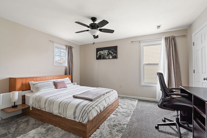 Десно е големиот плакар за оваа соба.