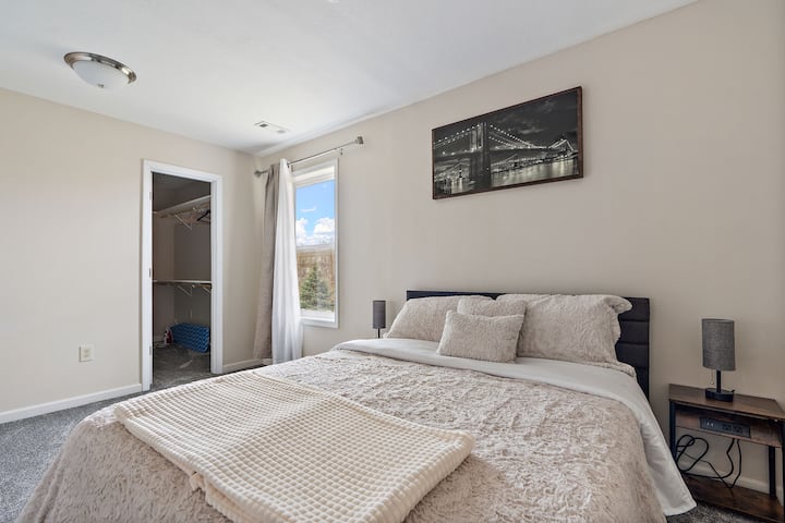 Ноќните шкафчиња во оваа соба имаат и приклучоци и USB порти за лесно полнење во текот на ноќта.