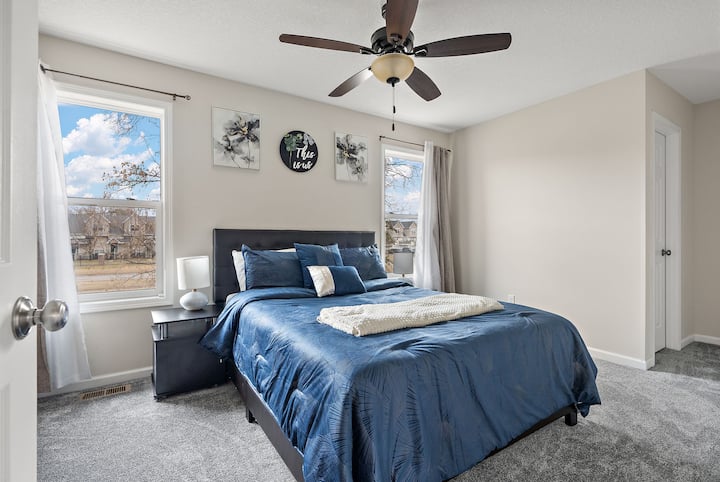 Брачен кревет (широк 150-179 см) на 2 кат.  Оваа соба вклучува работен простор, телевизор Roku и има сопствен влез во една од целосните бањи на вториот кат.  