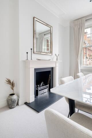 Spectacular Knightsbridge single level flat gallery image 4