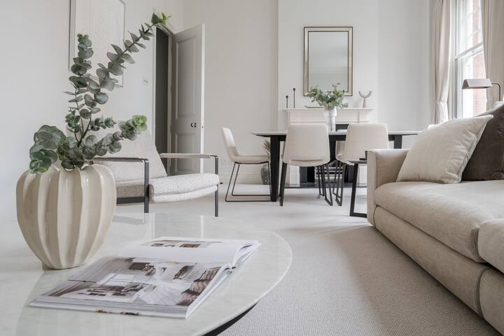 Spectacular Knightsbridge single level flat gallery image 5