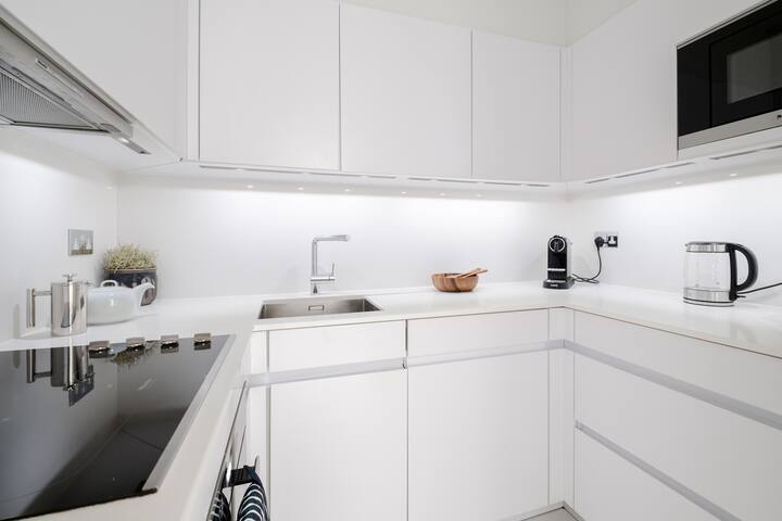 Exquisite single-level Knightsbridge Flat w/lift gallery image 5