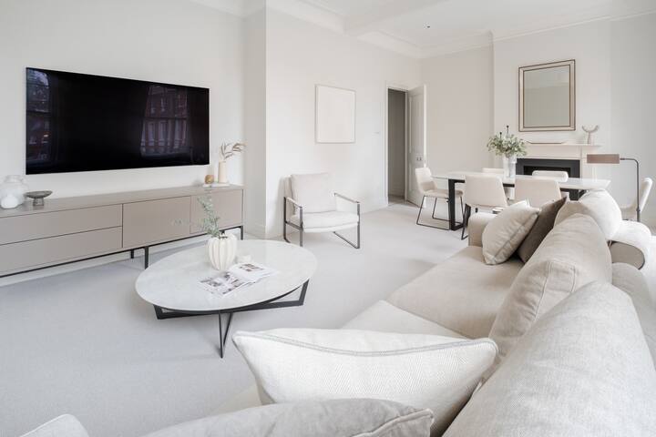 Exquisite single-level Knightsbridge Flat w/lift gallery image 2