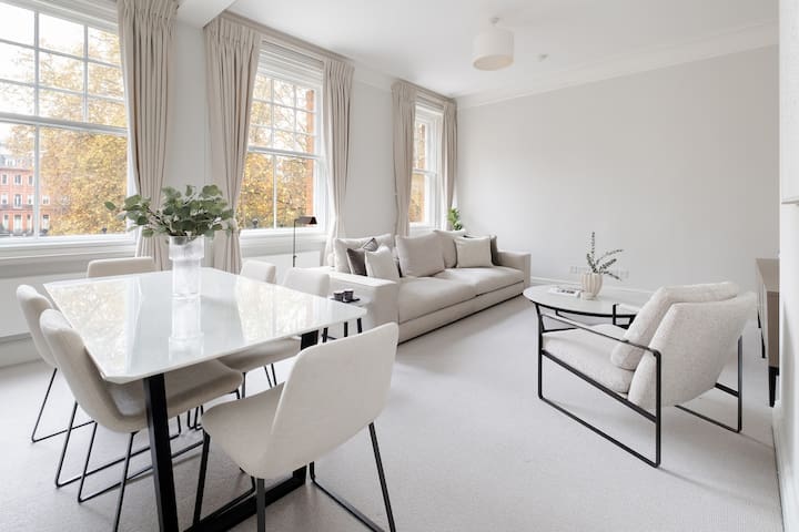 Exquisite single-level Knightsbridge Flat w/lift gallery image 3