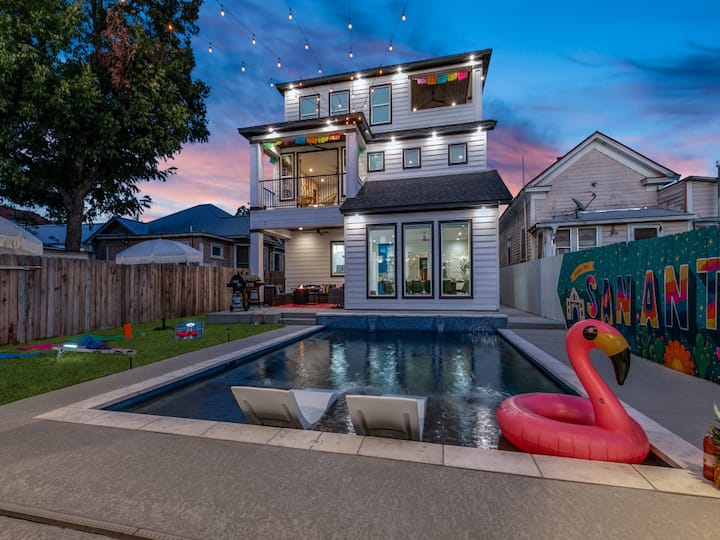 Heated Pool! Sleeps 20 Mansion w Golf Sim +HotTub