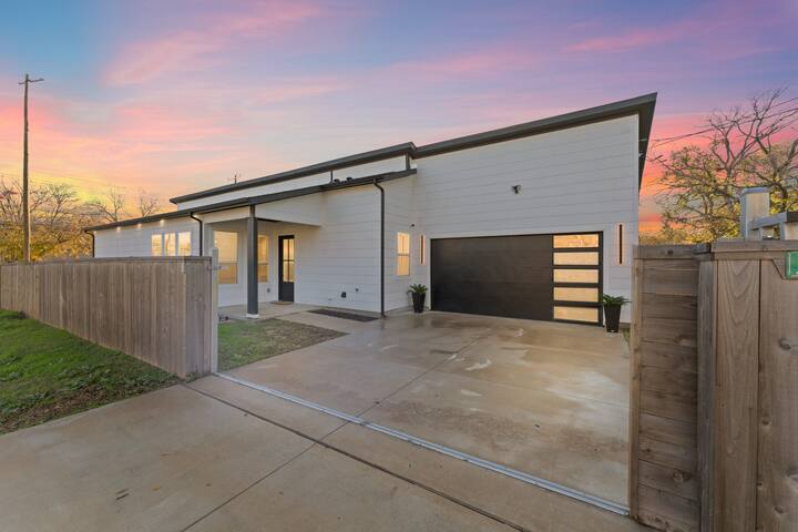 Backyard Paradise! Modern, Cozy, Luxe, Downtown